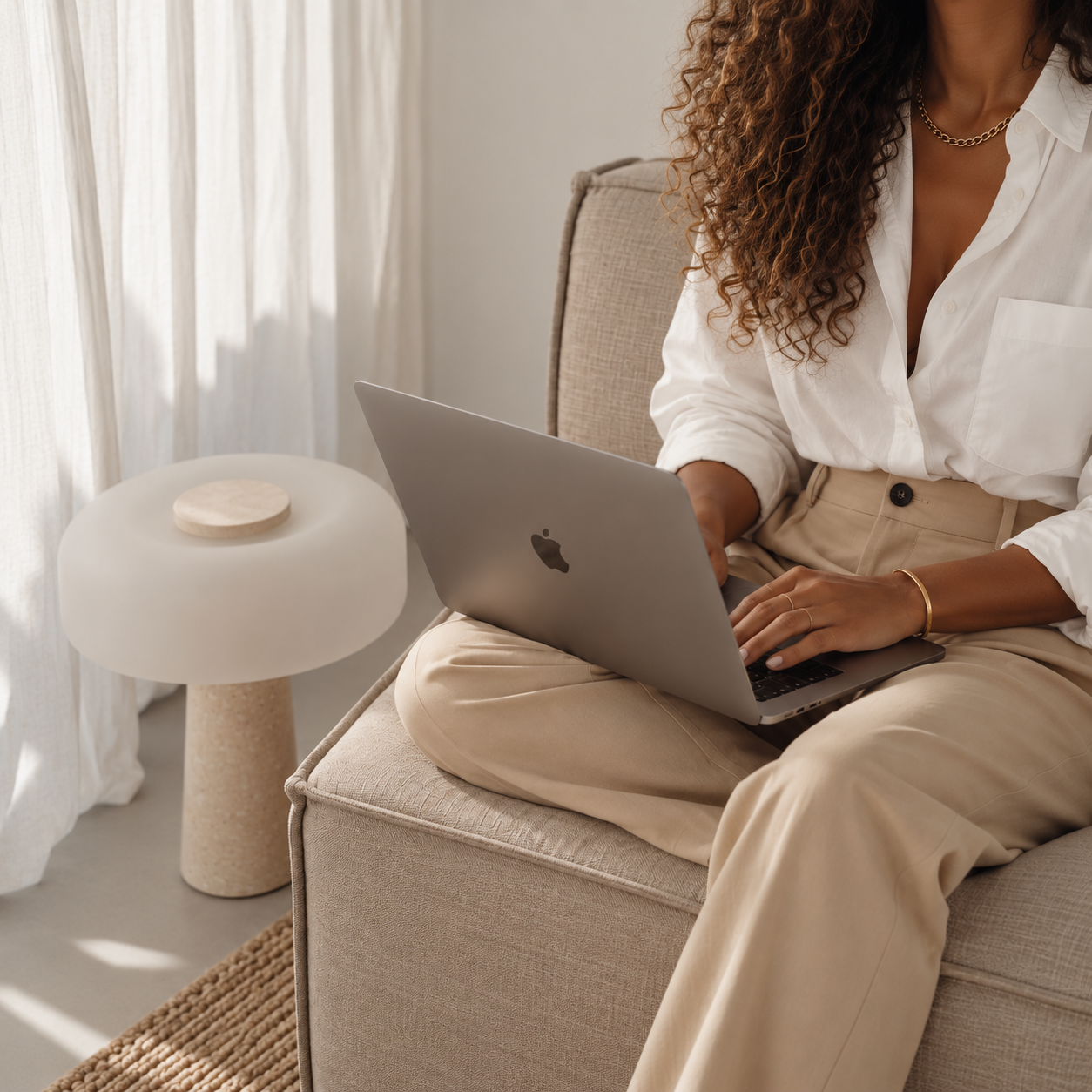 Femme travaillant sur son ordinateur portable dans un salon calme et épuré, intégration de l'IA au quotidien professionnel